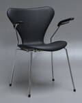 Arne Jacobsen. Armstol, model 3207, sort læder