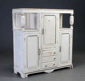 Dækkestøjsskab af bemalet træ, 1900-tallet