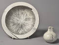 Svend Hammershøi 1873-1948. Vase samt fad i askegrå glasur fra Kähler. 2