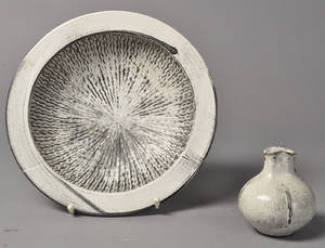 Svend Hammershøi 1873-1948. Vase samt fad i askegrå glasur fra Kähler. 2