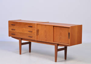 Dansk Møbelproducent. Lav skænk i teak. 1950erne