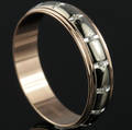 Zirkon ring.
