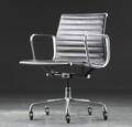 Charles Eames. Kontorstol fra serien Aluminium Group Konference, model EA 335