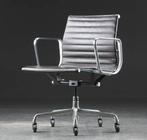 Charles Eames. Kontorstol fra serien Aluminium Group Konference, model EA 335
