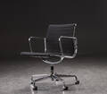 Charles Eames. Kontorstol fra serien Aluminium Group, sort