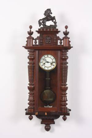 Vægur i mahogni ca. år 1900.