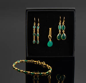 Samling smykker af forgyldt sølv med grøn agat. 6