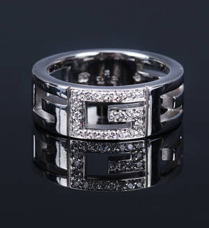 Gucci logo brillantring af 18 kt. hvidguld