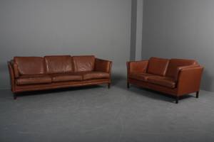 Mogens Hansen. Par brune læder sofaer 2 og 3 pers. 2