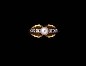 Ring med pärla och diamanter