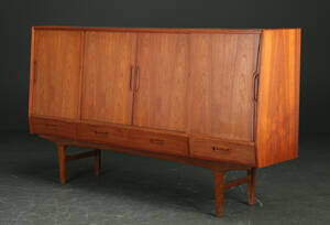 Skænk af teaktræ, dansk møbelproducent