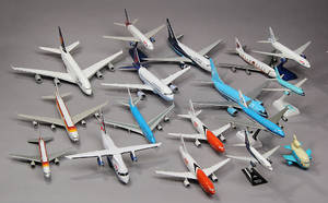 En samling modelfly 16