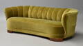 Dansk møbelproducent. Tre-pers. bananformet sofa