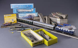 Märklin. Anlæg med lokomotiv samt 2 passagervogne  ca. 60