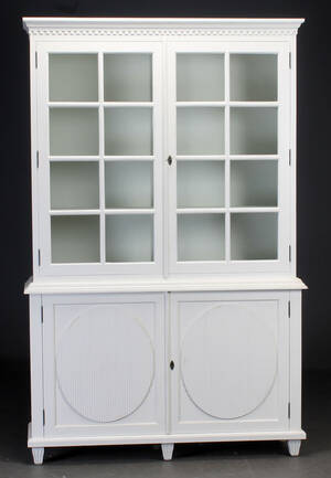 Vitrine af hvidlakeret træ, nyere dato