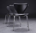 Arne Jacobsen 1902 - 1971. Tre stole Syveren, model 3107, betrukket med sort læder 3