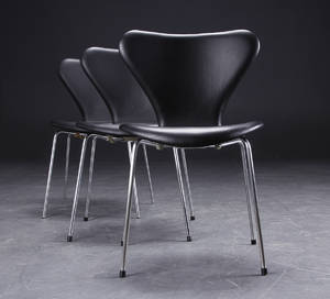 Arne Jacobsen 1902 - 1971. Tre stole Syveren, model 3107, betrukket med sort læder 3