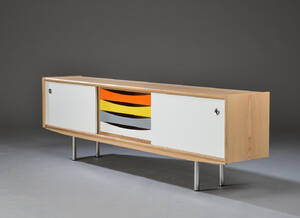 Coph Furniture. Fritstående lav skænk af lakeret egetræ