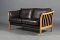 Dansk møbelproducent. Sofa to pers. med mørkebrunt kraftigt læder. Denne vare er sat til omsalg under nyt varenummer 4108544