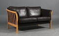 Dansk møbelproducent. Sofa to pers. med mørkebrunt kraftigt læder.