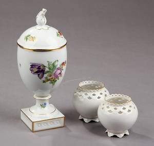 Royal Copenhagen Lågvase og to små vaser af porcelæn. 3