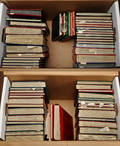 2 flyttekasser med ca. 61 indstiksbøger m.m.