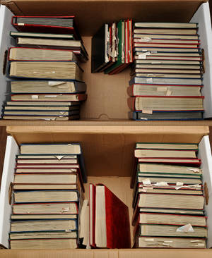 2 flyttekasser med ca. 61 indstiksbøger m.m.