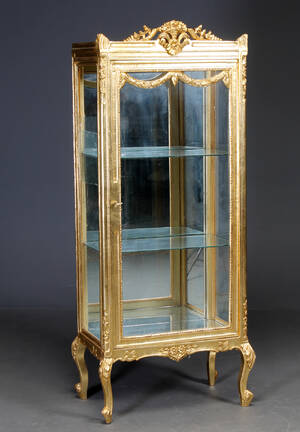 Højt vitrineskab af guldbemalet træ,