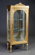 Højt vitrineskab af guldbemalet træ