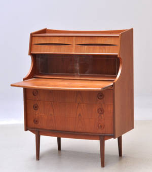 Dansk Møbelproducent. Sekretær i teak. 1950erne