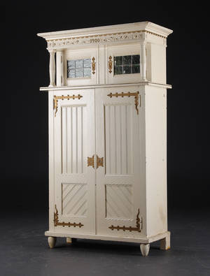 Senskønvirke dækketøjsskab, senere bemalt