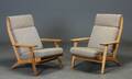 Hans J. Wegner. Par højryggede lænestole eg, model GE-290A. 2 