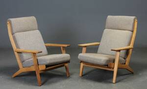 Hans J. Wegner. Par højryggede lænestole eg, model GE-290A. 2