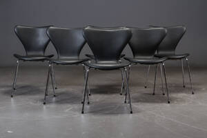 Arne Jacobsen. Et sæt på seks Syver stole med sort læder. 6