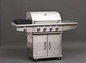 Gasgrill med 4 brændere i rustfrit stål med hjul.