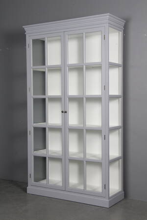 Vitrineskab i gråt bemalet træ. Denne vare er sat til omsalg under nyt varenummer 4548273