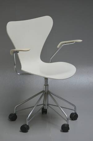 Arne Jacobsen. Kontorstol med armlæn, Syveren, model 3217 