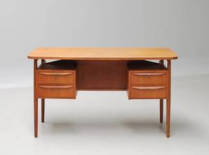 Dansk Møbelproducent. Fritstående skrivebord i teak. 1950erne