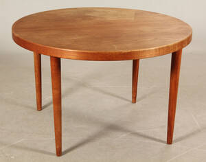 Dansk møbelproducent. Rundt spisebord af teak Denne vare er sat til omsalg under nyt varenummer 4513326