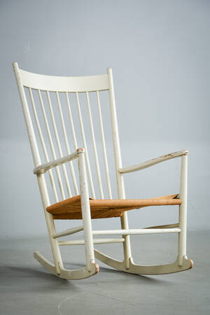 Hans J. Wegner. Gyngestol fra FDB, gråmalet stel m. flet, model J 16