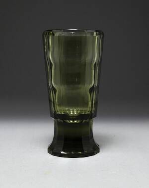 Vas i fassetterat glas 