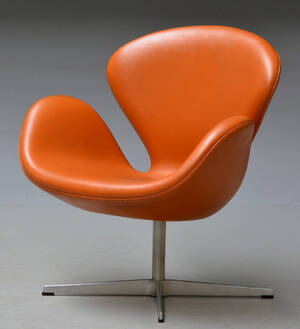 Arne Jacobsen. Lounge stol, model 3320 Svanen i cognacfarvet læder 