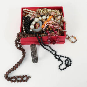 BIJOUTERIER, halsband, armband och broscher