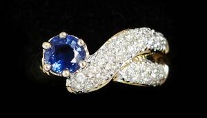 Ring i 18 k guld safir och diamanter