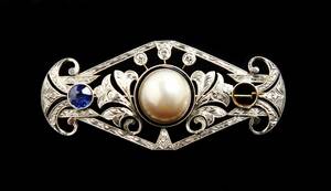 Brosch i vitguld pärla och smådiamanter