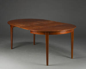 Møbelproducent. Cirkulært spisebord af mahogni med udtræk