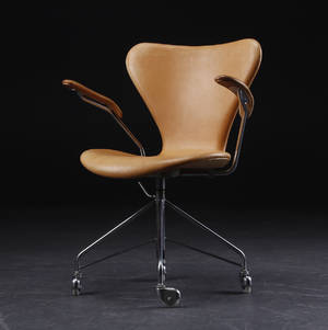 Arne Jacobsen 1902 - 1971. Kontorstol med armlæn, model 3217