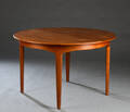 Henning Kjærnulf. Cirkulært spisebord med udtræk, teak. Model 62.