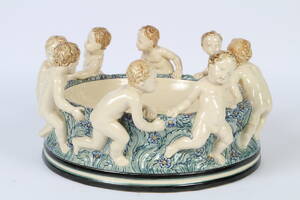 Stort majolica fad m putti. Start 1900-tallet.