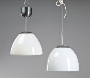 Par pendler af opalglas. 2